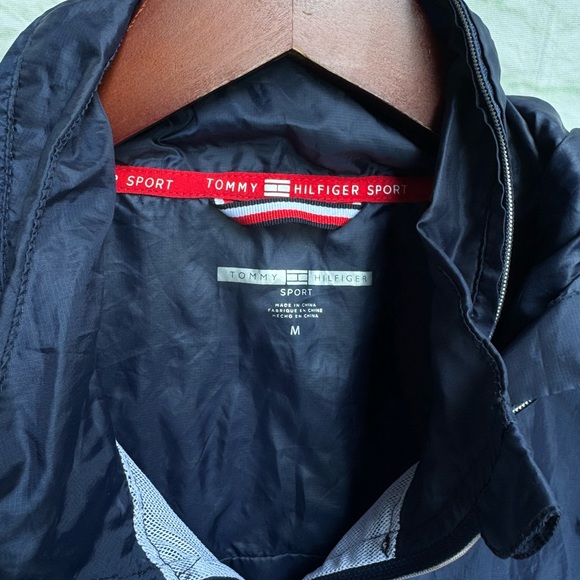 Tommy Hilfiger wind breaker with an optional hood that pulls out of the collar M - Picture 3 of 5